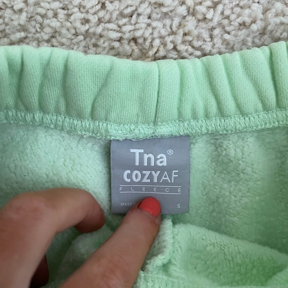 TNA cozy fleece perfect hi rise 3” sweat short - Picture 4 of 5